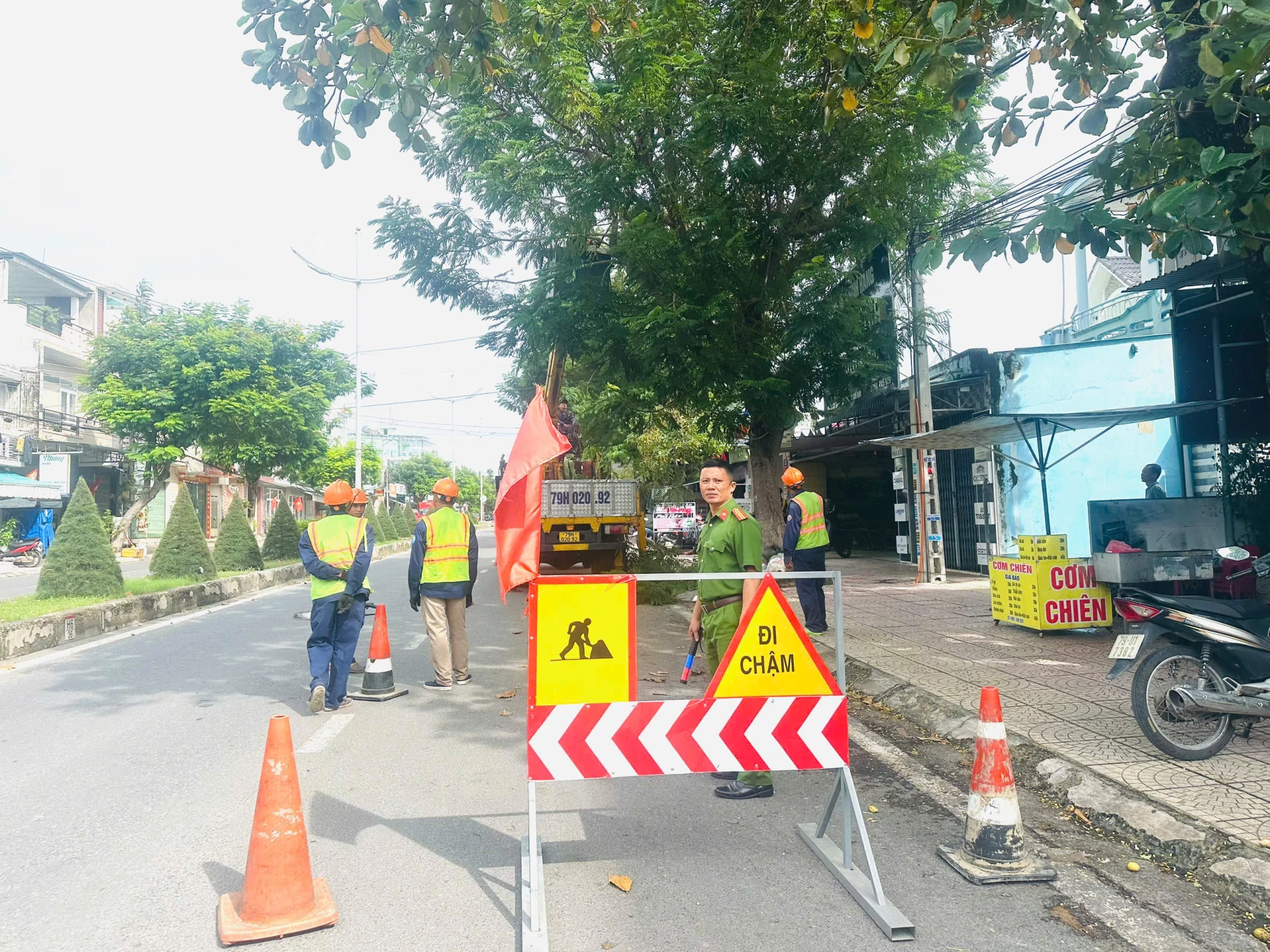 A rendőrök a fák ágainak metszése miatt lezárták és elterelték a forgalmat.