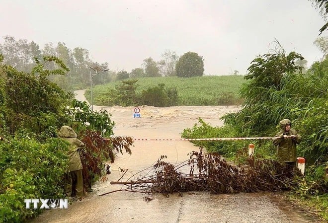 Vietnam'ın kahve başkenti Dak Lak'ta şiddetli yağışlar ve seller derin su baskınlarına neden oldu. (Fotoğraf: VNA)