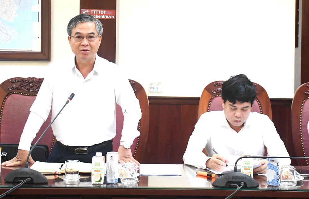 Der stellvertretende Vorsitzende des Provinzvolkskomitees, Chau Van Hoa, leitete die Sitzung.