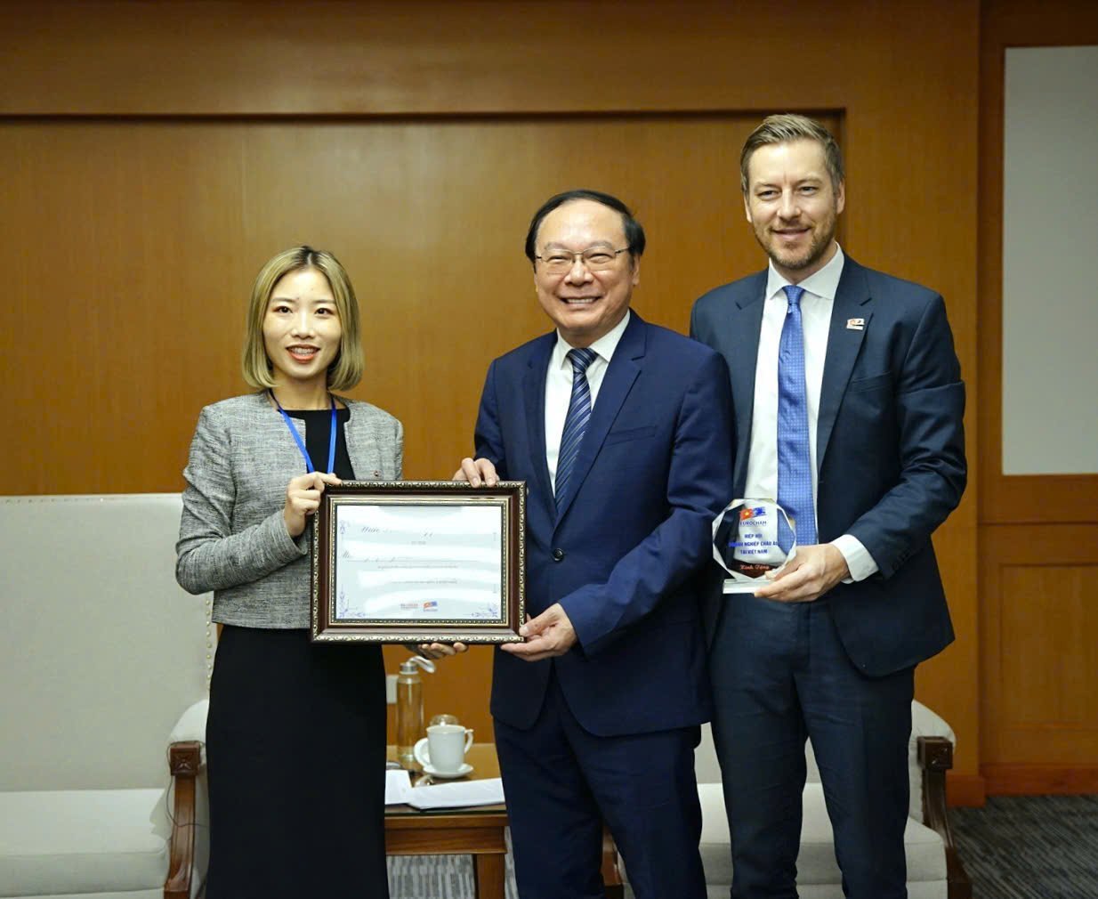 Bà Li Chen, Thành viên Ban Điều hành EU-ABC, Giám đốc Quan hệ công chúng khối ASEAN của HSBC và ông Torben Minko - Thành viên Hội đồng quản trị EuroCham Việt NamGiám đốc điều hành, B. Braun Việt Nam chụp ảnh lưu niệm cùng Thứ trưởng Lê Công Thành. Ảnh: Linh Linh.