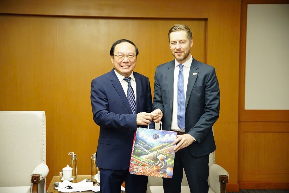 Thứ trưởng Lê Công Thành tặng quà OCOP cho ông Torben Minko - Thành viên Hội đồng quản trị EuroCham Việt NamGiám đốc điều hành, B. Braun Việt Nam. Ảnh: Linh Linh.