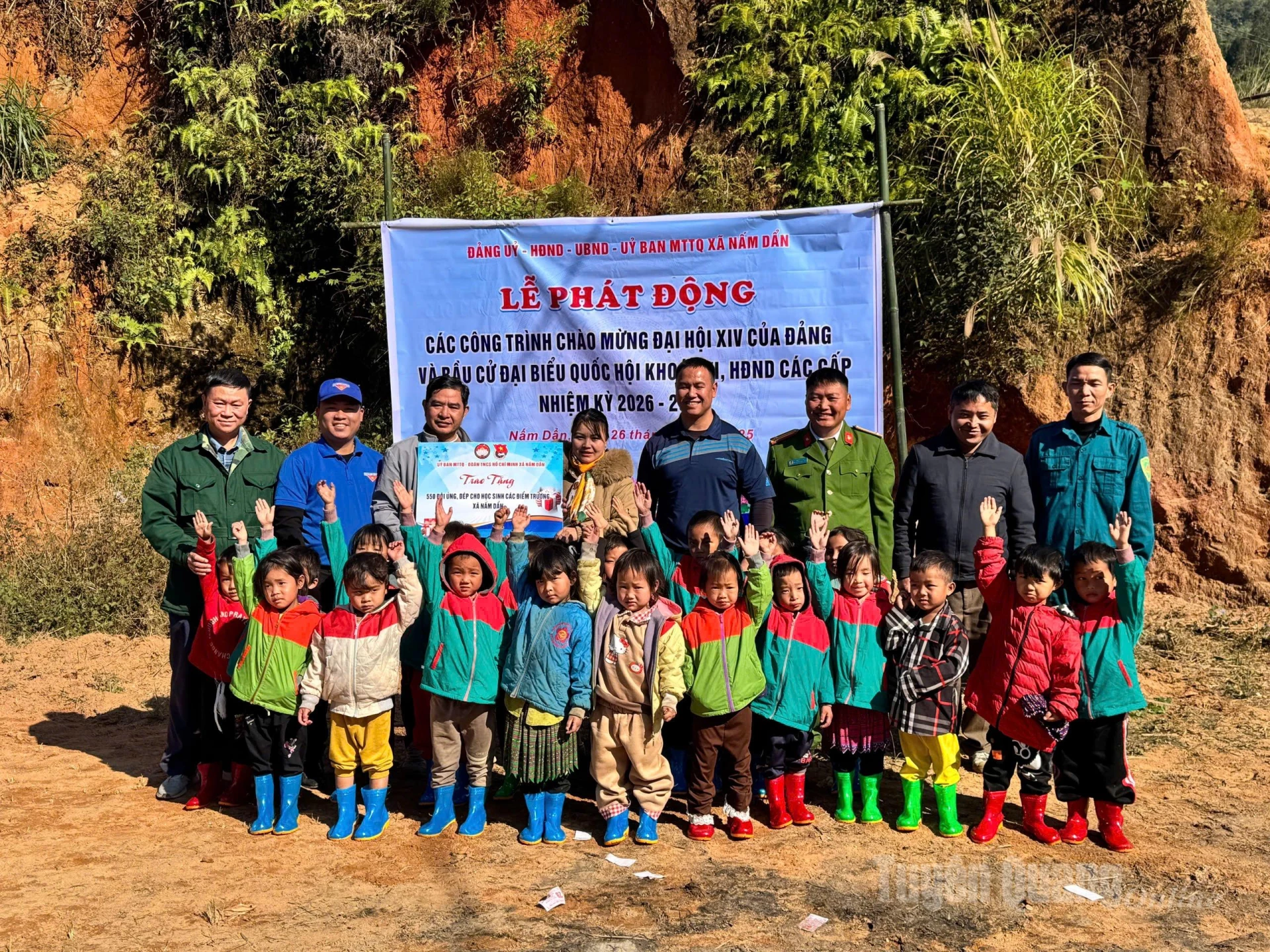 طلباء کو 550 جوڑے جوتے دیئے ۔