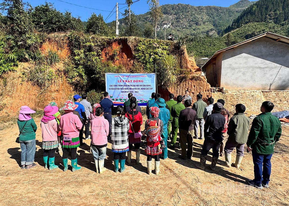 افتتاحی تقریب میں نام ڈان کمیون کے عہدیداروں اور لوگوں نے شرکت کی۔