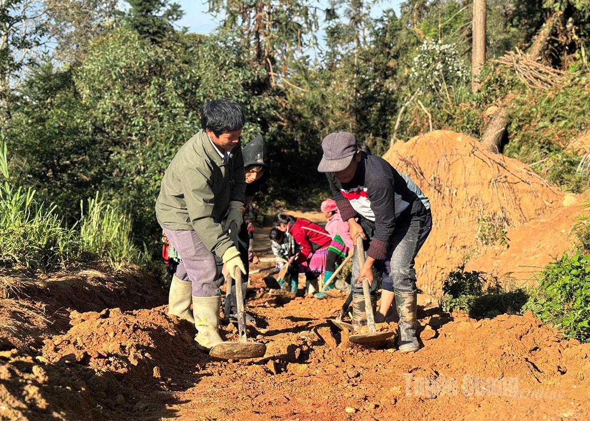 Xin Khau گاؤں کے لوگ مل کر کام کر رہے ہیں۔