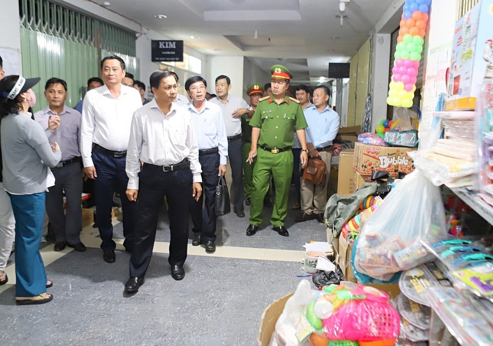 Bí thư Tỉnh ủy- Trần Văn Lâu khảo sát thực địa và nghe ý kiến của người dân.