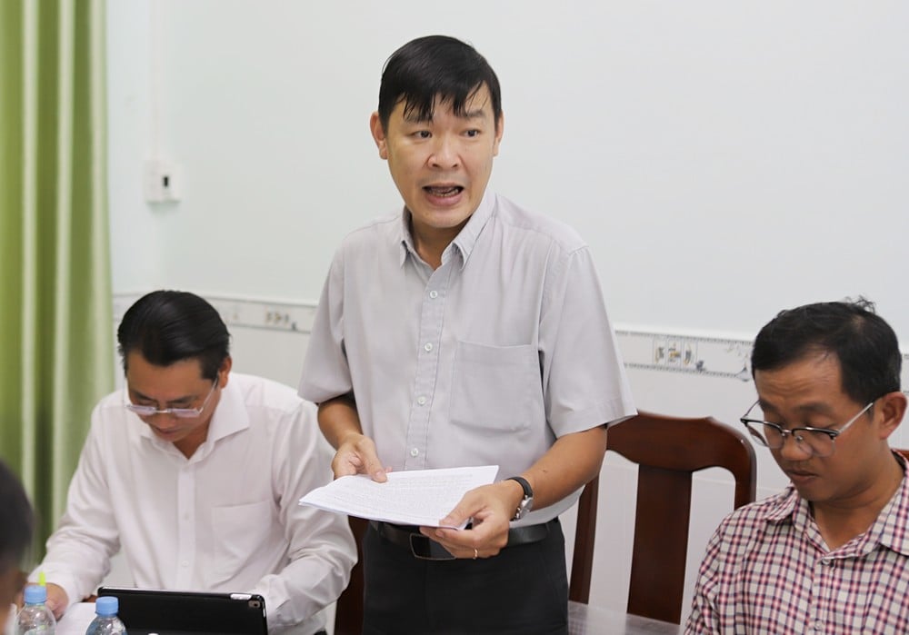 Lãnh đạo Sở Xây dựng báo cáo với đoàn kiểm tra.