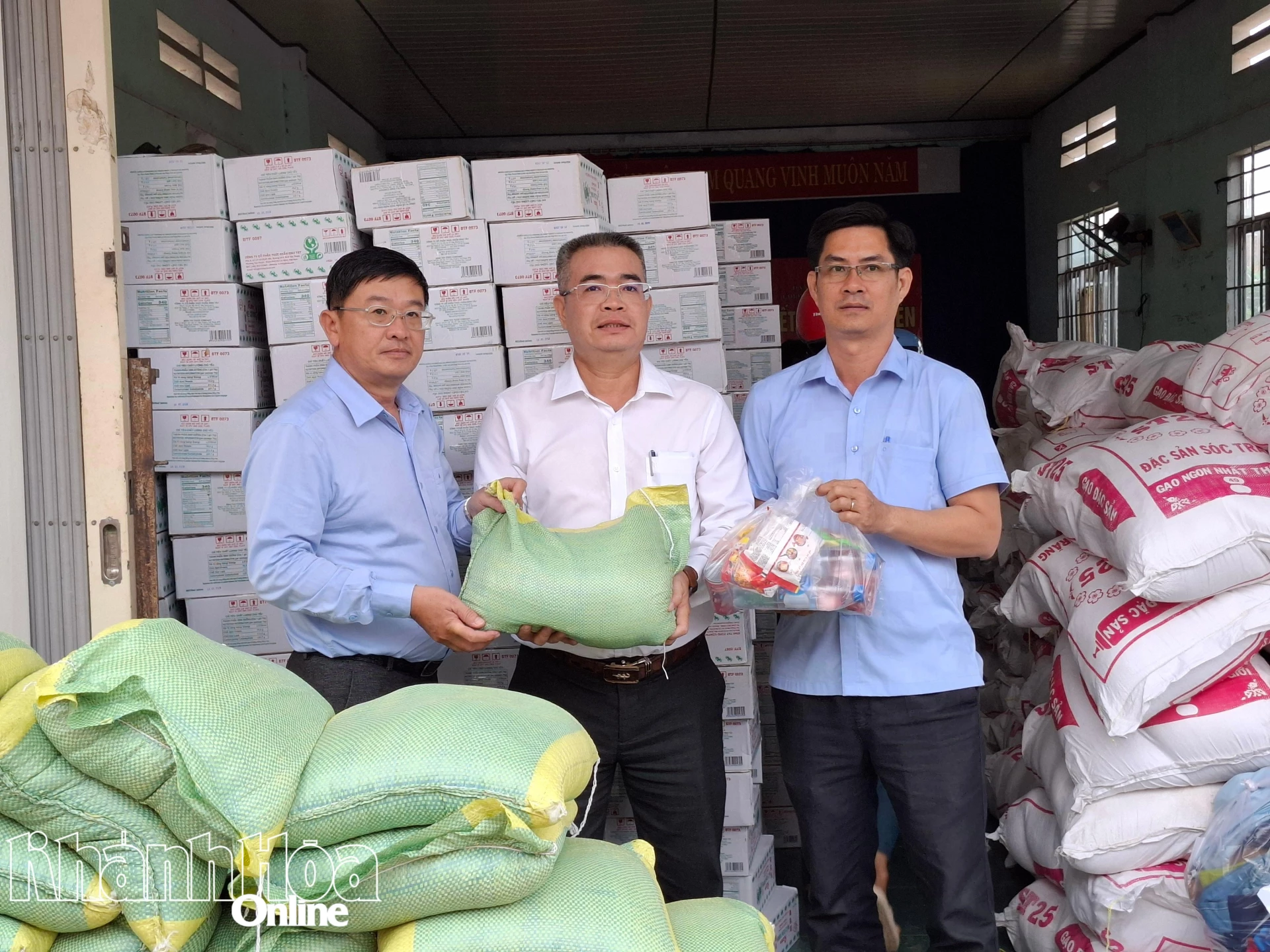 Bapak Le Hoang Trieu - Wakil Direktur Surat Kabar, Radio dan Televisi Khanh Hoa secara simbolis menyerahkan beras dan bingkisan untuk mendukung masyarakat desa Hoa Tri.