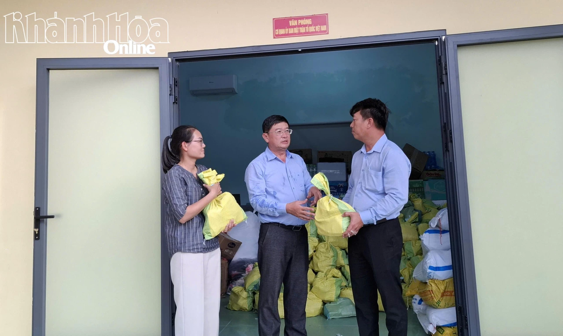 Para pemimpin Komite Front Tanah Air Vietnam di komune Tan Dinh menerima hadiah dari para pemimpin Surat Kabar, Radio, dan Televisi Khanh Hoa.