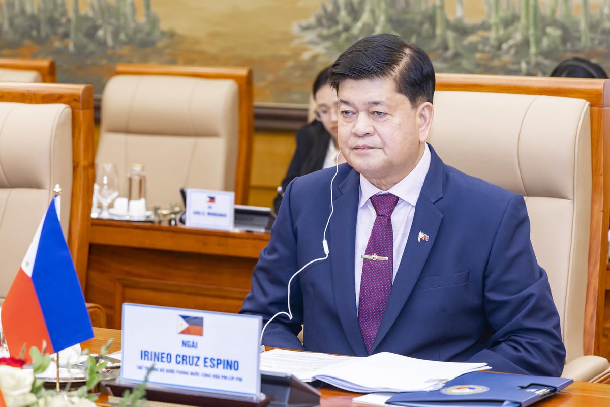 معاون وزیر، ایرینه کروز اسپینو، رئیس هیئت نمایندگی فیلیپین در گفتگو. عکس: کوانگ وین