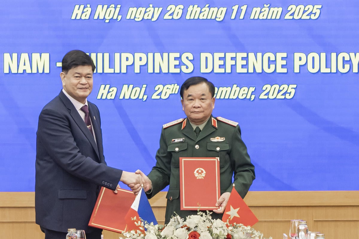 دو رئیس هیئت، صورتجلسه هفتمین گفتگوی سیاست دفاعی ویتنام و فیلیپین را امضا کردند. عکس: کوانگ وین.
