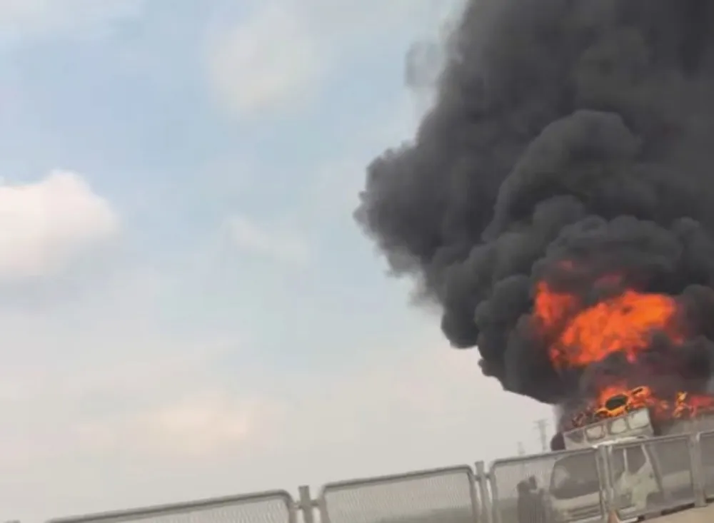 អគ្គិភ័យ​បាន​ឆាបឆេះ​រថយន្ត​ដឹកឈើ​នៅ​កន្លែងកើតហេតុ​។