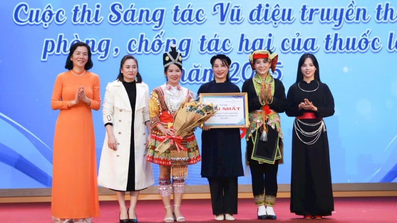 Visepresidenten i sentralkomiteen i Vietnams kvinneunion, Nguyen Thi Minh Huong, tildelte førstepremien til laget fra kvinneunionen i Nhat Hoa-kommunen i Lang Son-provinsen.