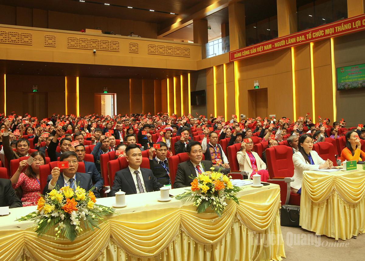 प्रतिनिधिगण कांग्रेस के प्रेसीडियम और सचिवालय को मंजूरी देने के लिए मतदान करते हैं।