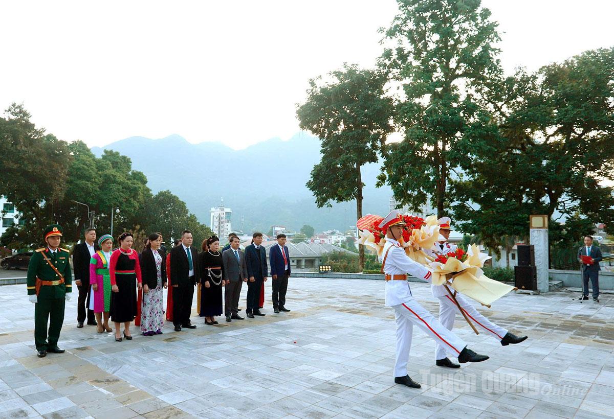 प्रतिनिधियों ने अंकल हो की प्रतिमा पर पुष्प अर्पित किए।