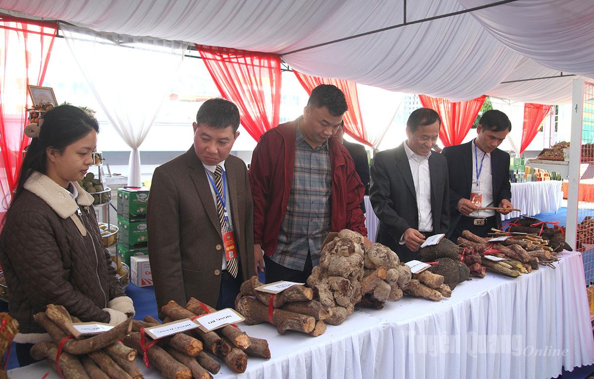 प्रतिनिधियों ने कांग्रेस के ढांचे के अंतर्गत प्रांत के ओसीओपी उत्पादों को प्रदर्शित करने और उनका परिचय देने वाले बूथ का दौरा किया।