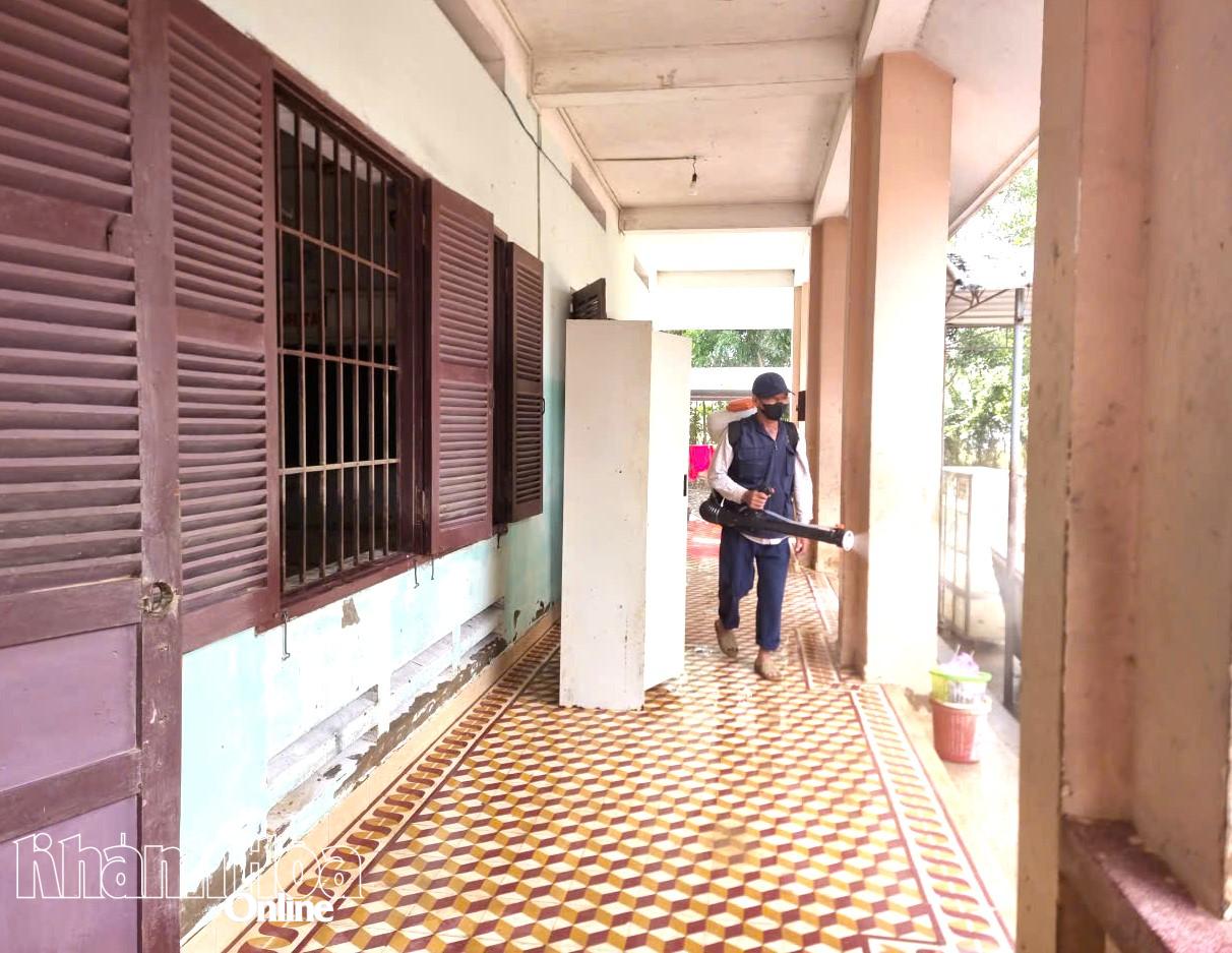 ສີດຢາຂ້າເຊື້ອພະຍາດຢູ່ໂຮງຮຽນມັດທະຍົມ ເຈິ່ນກວາງຄາຍ (ຕາແສງ ດ້ຽນບຽນ).