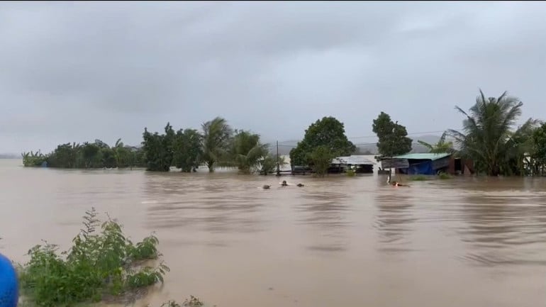 שיטפונות היסטוריים בקומונות וברובעים המזרחיים של מחוז דאק לק. צילום: NDO