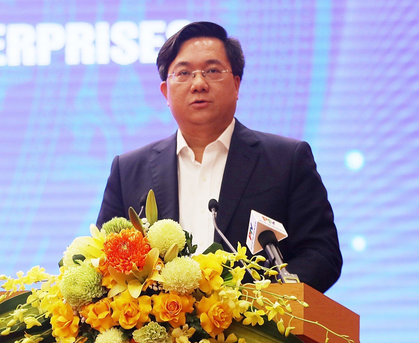 Chủ tịch UBND tỉnh Phú Thọ Trần Duy Đông đối thoại với doanh nghiệp. Ảnh: ĐH.