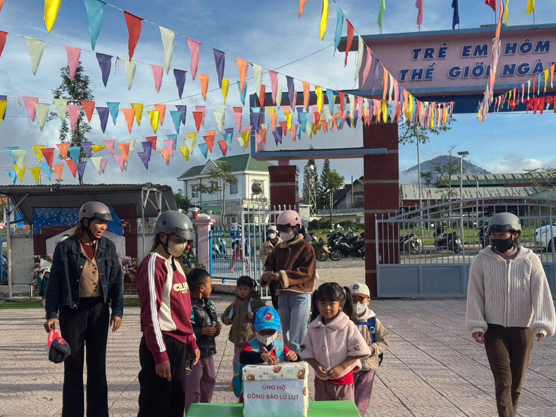 មាតាបិតា និងសិស្សសាលាឃុំដំណាក់រាំង១ ជួយដល់ប្រជាពលរដ្ឋដែលរងគ្រោះដោយខ្យល់ព្យុះ និងទឹកជំនន់ក្នុងខេត្ត។