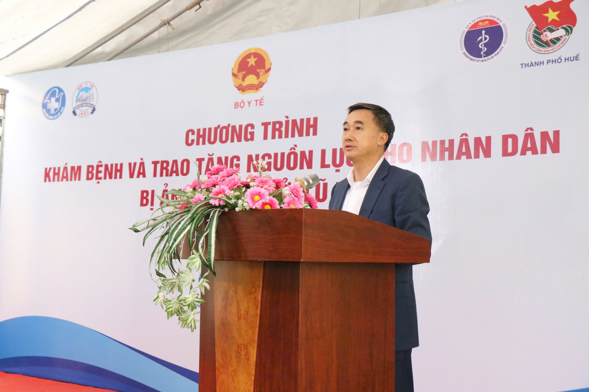 Thứ trưởng Trần Văn Thuấn dự chương trình khám bệnh, cấp phát thuốc miễn phí cho người dân Huế sau lũ- Ảnh 1.