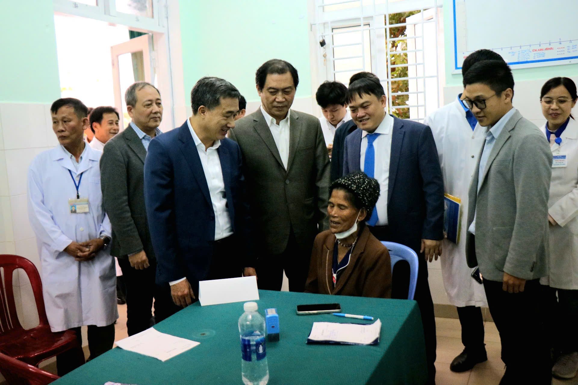 Thứ trưởng Trần Văn Thuấn dự chương trình khám bệnh, cấp phát thuốc miễn phí cho người dân Huế sau lũ- Ảnh 2.