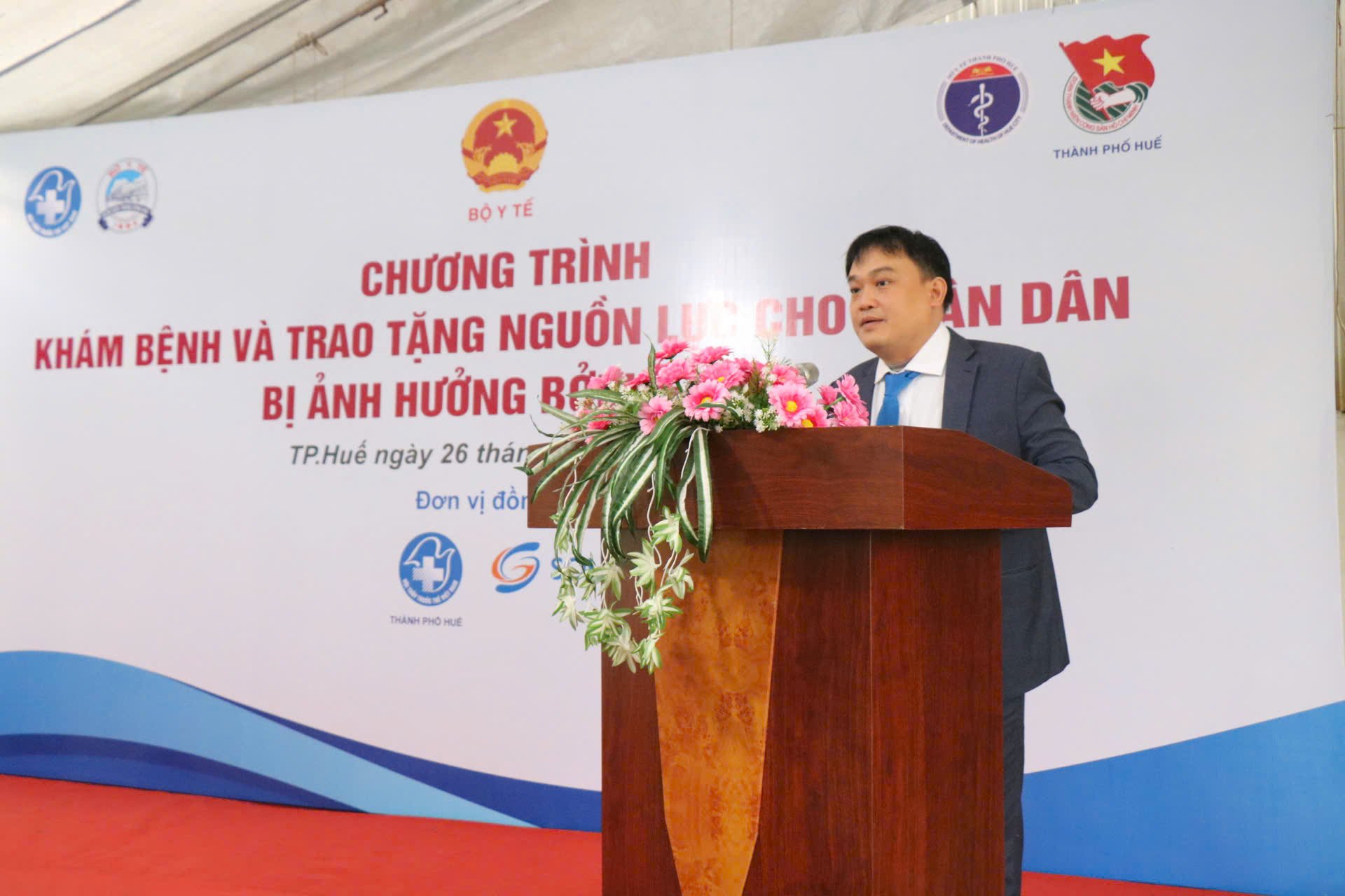 Thứ trưởng Trần Văn Thuấn dự chương trình khám bệnh, cấp phát thuốc miễn phí cho người dân Huế sau lũ- Ảnh 3.