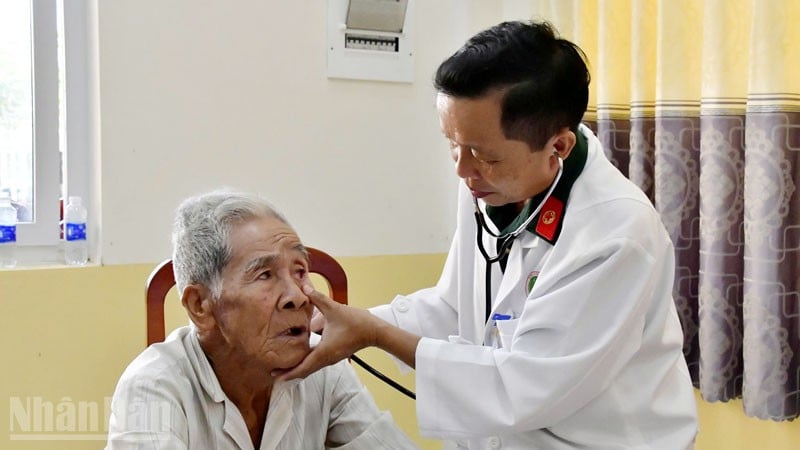 Medicii de la Spitalul Militar 121 au examinat persoane din comuna Dong Hung.