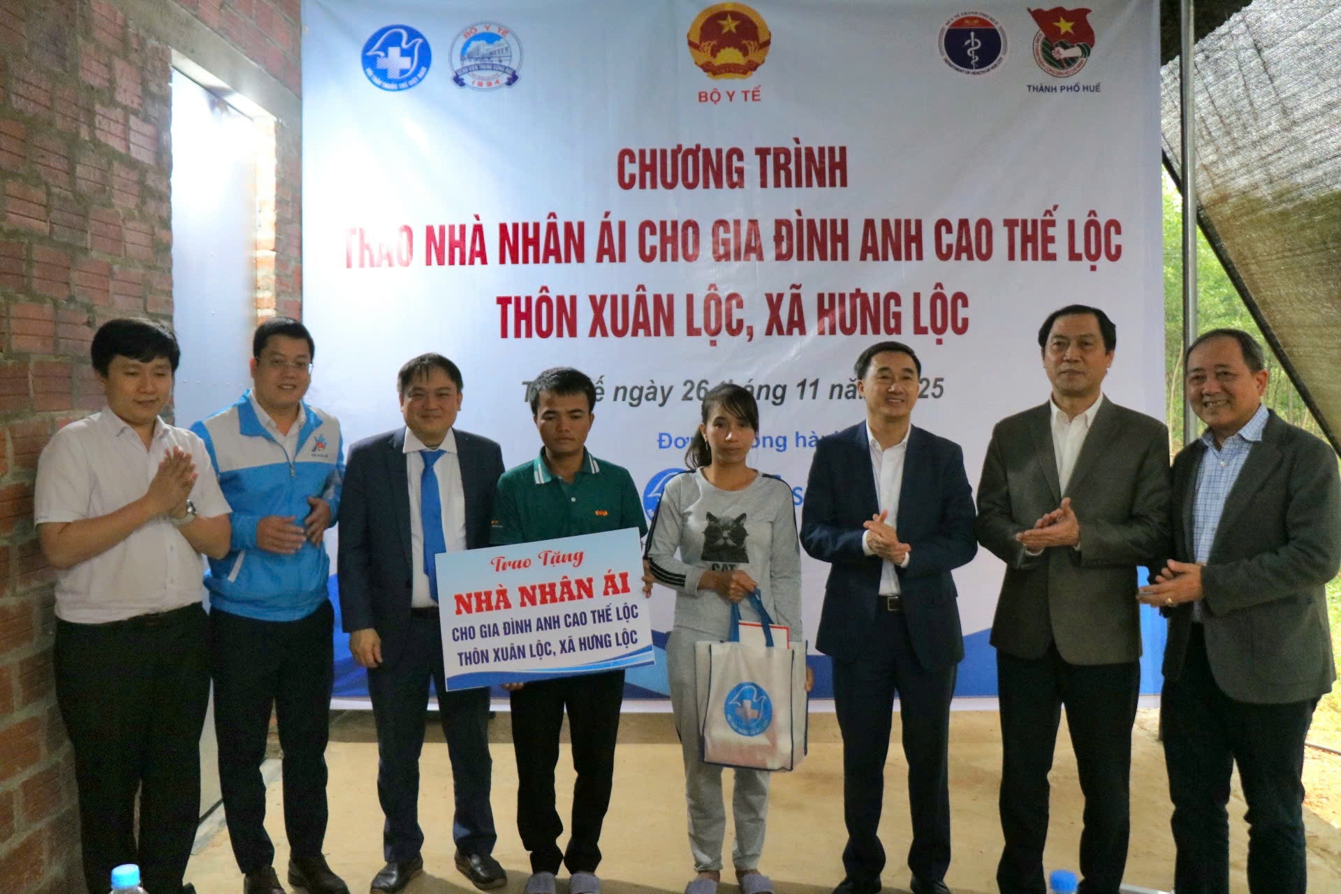 Thứ trưởng Trần Văn Thuấn dự chương trình khám bệnh, cấp phát thuốc miễn phí cho người dân Huế sau lũ- Ảnh 4.