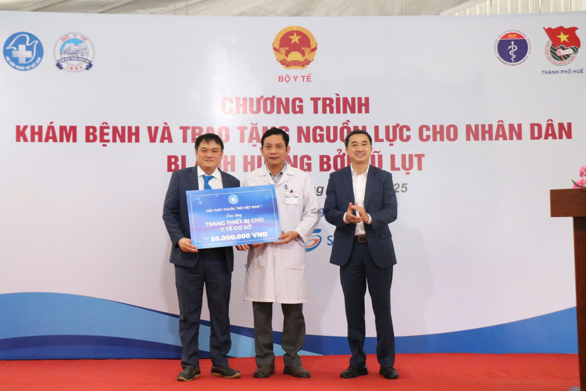 Thứ trưởng Trần Văn Thuấn dự chương trình khám bệnh, cấp phát thuốc miễn phí cho người dân Huế sau lũ- Ảnh 5.