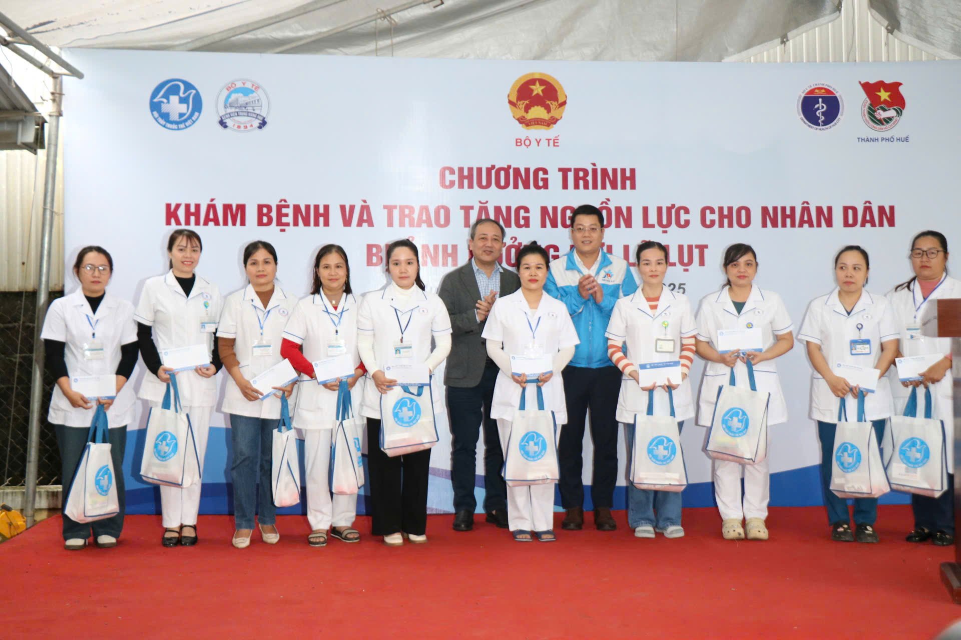 Thứ trưởng Trần Văn Thuấn dự chương trình khám bệnh, cấp phát thuốc miễn phí cho người dân Huế sau lũ- Ảnh 8.