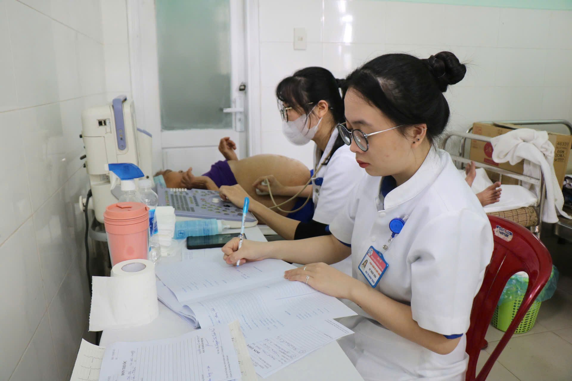 Thứ trưởng Trần Văn Thuấn dự chương trình khám bệnh, cấp phát thuốc miễn phí cho người dân Huế sau lũ- Ảnh 10.