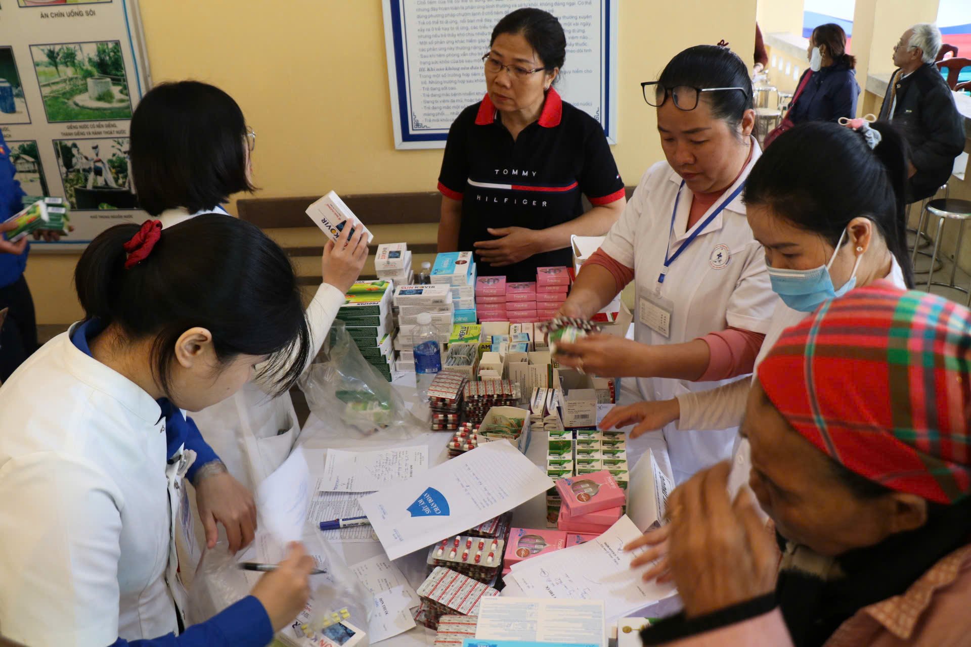 Thứ trưởng Trần Văn Thuấn dự chương trình khám bệnh, cấp phát thuốc miễn phí cho người dân Huế sau lũ- Ảnh 11.