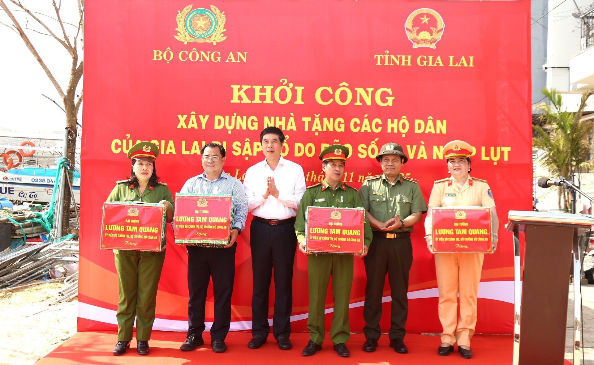 Ministerul Securității Publice a început construcția de locuințe pentru gospodăriile afectate de furtuna nr. 13 - Foto 4. Bộ Công an khởi công xây dựng nhà tặng các hộ dân bị thiệt hại do bão số 13 - Ảnh 4.