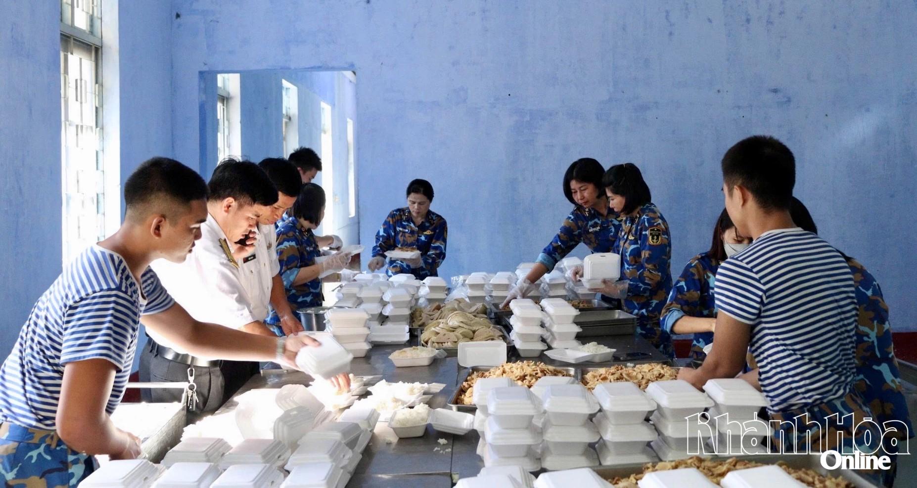 قام الضباط والجنود وعضوات الاتحاد النسائي في اللواء بتعبئة الطعام وإرساله إلى الناس.