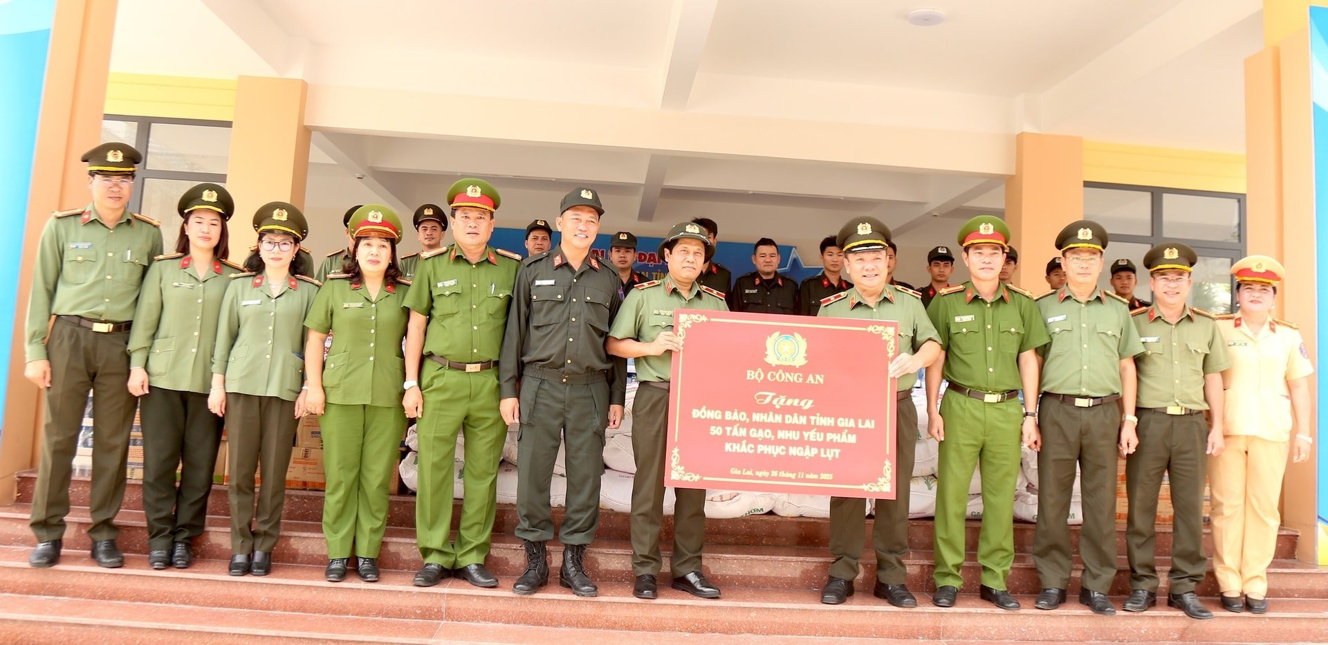 Ministerul Securității Publice a început construcția de locuințe pentru gospodăriile afectate de furtuna nr. 13 - Foto 6. Bộ Công an khởi công xây dựng nhà tặng các hộ dân bị thiệt hại do bão số 13 - Ảnh 6.