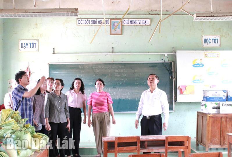 Заступник міністра освіти: Клас початкової школи Ан Дінь (комуна Туй Ан Бак) пошкоджено повінню.