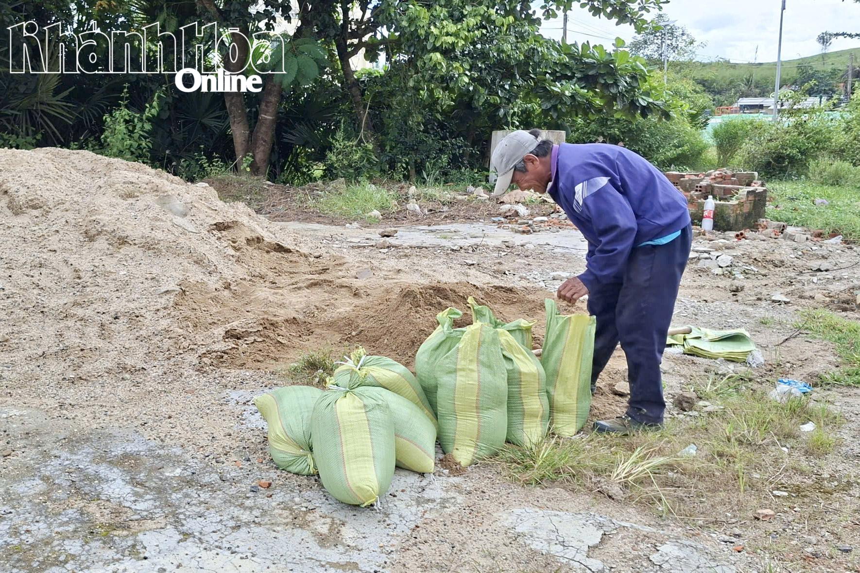 ชาวบ้านตำบลคานห์วิญใช้ทรายมาผูกหลังคา