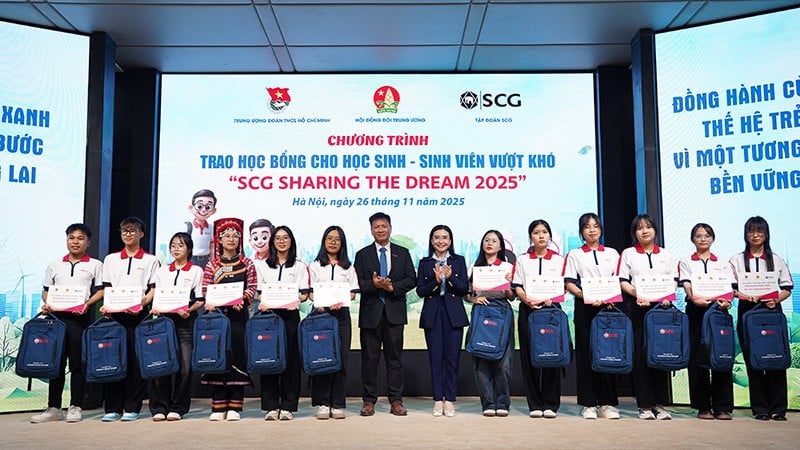 Zástupci Ústředního svazu mládeže a skupiny SCG předali dary a stipendia vynikajícím studentům.