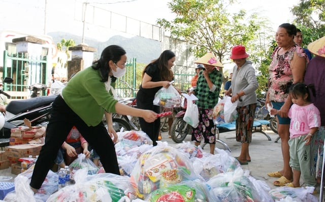 Chuyến xe Sức khỏe - Thương về miền Trung: Ấm tình sẻ chia tại xã Diên Điền- Ảnh 4.