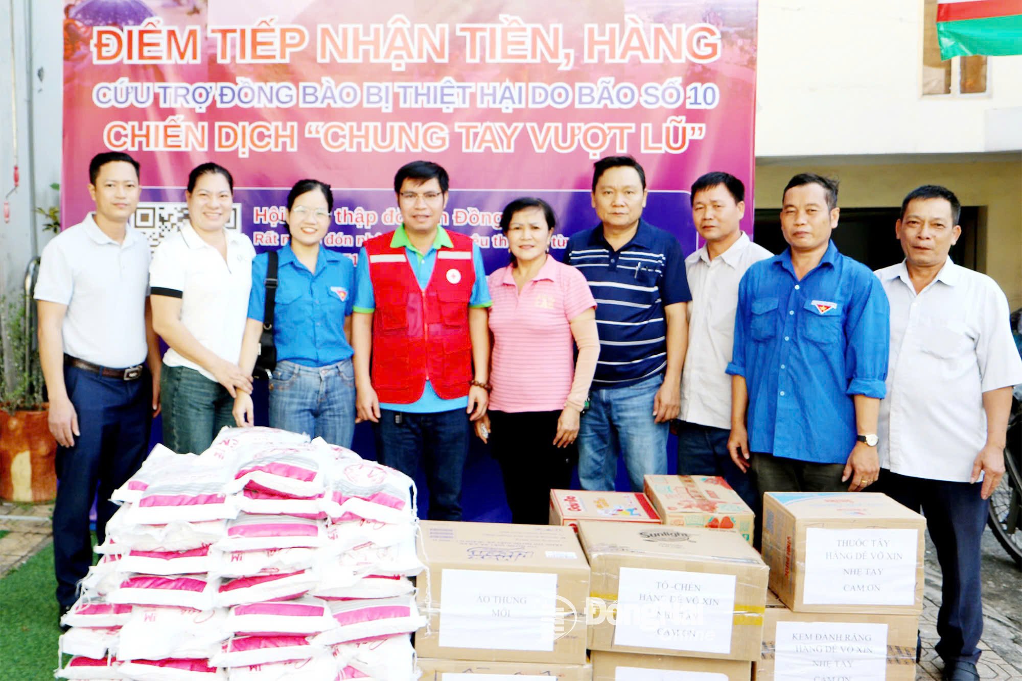 Lãnh đạo Hội Chữ thập đỏ tỉnh Đồng Nai tiếp nhận đóng góp của nhân dân khu phố 10, phường Tam Hiệp ủng hộ đồng bào khắc phục thiệt hại do mưa bão gây ra. Ảnh: Văn Truyên