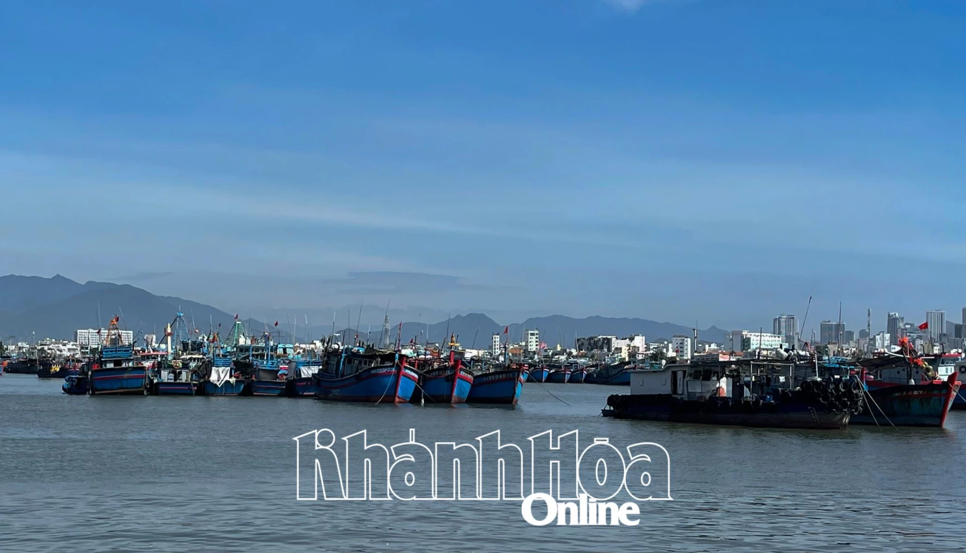 ទូកនេសាទបានបោះយុថ្កានៅតំបន់កំពង់ផែ Hon Ro