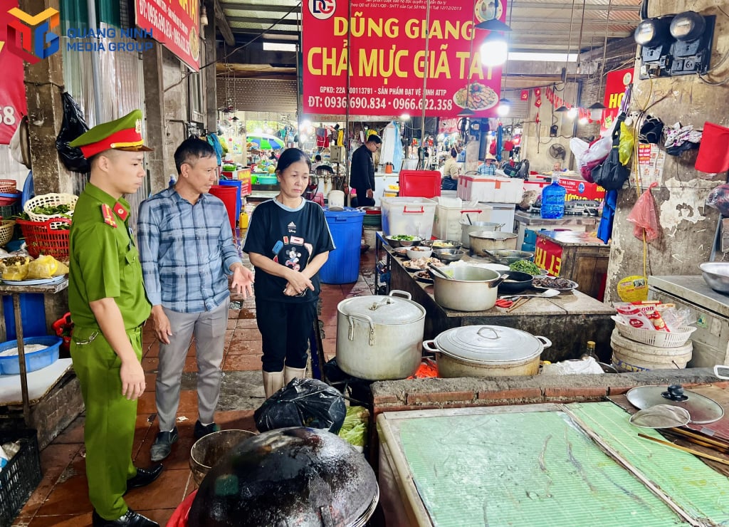 Fire and Rescue Police officers and the market management board coordinated to inspect and remind businesses in the cooked food area.