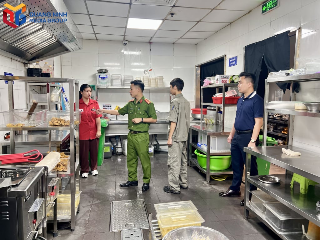 Fire and Rescue Police officers check fire prevention work at the kitchen of Dookki Restaurant, Vincom Center Ha Long Shopping Mall.