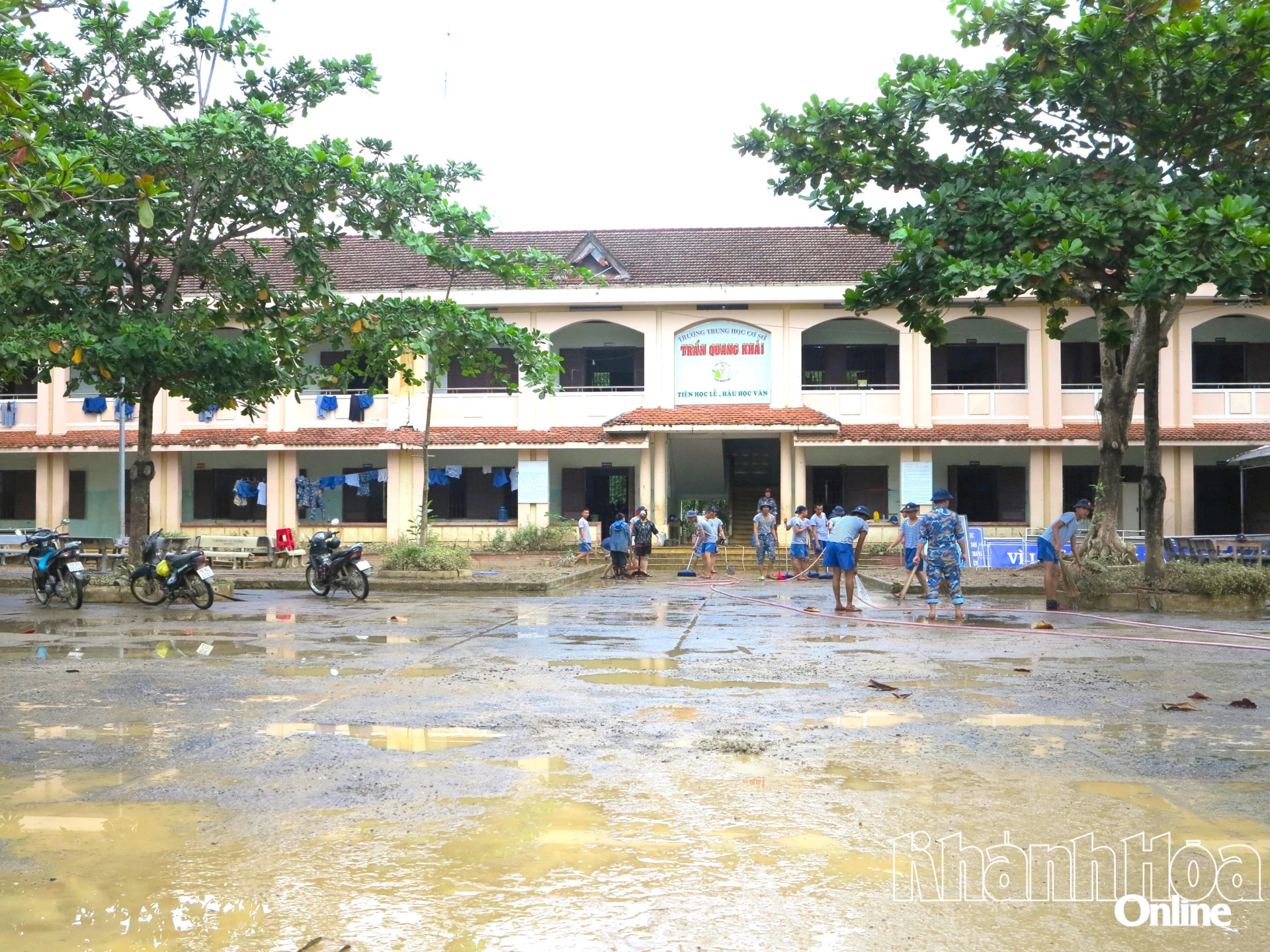 Cleaning up after the recent flood at Tran Quang Khai Secondary School (Dien Dien commune).