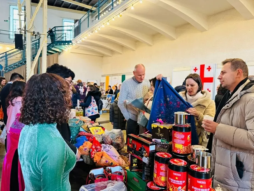 ສະຖານທູດ ຫວຽດນາມ ປະຈຳ ສະໂລວາເກຍ ເຂົ້າຮ່ວມງານຕະຫຼາດນັດບຸນຄຣິສມາສ Bratislava 2025: ນ້ຳໃຈສາມັກຄີ, ພ້ອມກັບປະຊາຄົມສາກົນໃນການເຄື່ອນໄຫວກຸສົນ. Đại sứ quán Việt Nam tại Slovakia tham gia Hội chợ Giáng sinh Bratislava 2025: Tinh thần đoàn kết, cùng cộng đồng quốc tế trong các hoạt động từ thiện