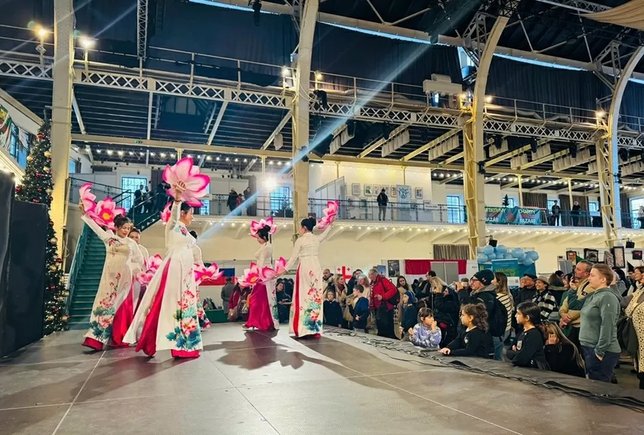 ສະຖານທູດ ຫວຽດນາມ ປະຈຳ ສະໂລວາເກຍ ເຂົ້າຮ່ວມງານຕະຫຼາດນັດບຸນຄຣິສມາສ Bratislava 2025: ນ້ຳໃຈສາມັກຄີ, ພ້ອມກັບປະຊາຄົມສາກົນໃນການເຄື່ອນໄຫວກຸສົນ. Đại sứ quán Việt Nam tại Slovakia tham gia Hội chợ Giáng sinh Bratislava 2025: Tinh thần đoàn kết, cùng cộng đồng quốc tế trong các hoạt động từ thiện