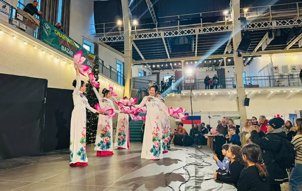 ສະຖານທູດ ຫວຽດນາມ ປະຈຳ ສະໂລວາເກຍ ເຂົ້າຮ່ວມງານຕະຫຼາດນັດບຸນຄຣິສມາສ Bratislava 2025: ນ້ຳໃຈສາມັກຄີ, ພ້ອມກັບປະຊາຄົມສາກົນໃນການເຄື່ອນໄຫວກຸສົນ. Đại sứ quán Việt Nam tại Slovakia tham gia Hội chợ Giáng sinh Bratislava 2025: Tinh thần đoàn kết, cùng cộng đồng quốc tế trong các hoạt động từ thiện