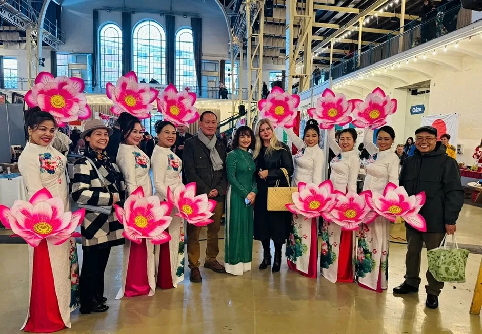 ສະຖານທູດ ຫວຽດນາມ ປະຈຳ ສະໂລວາເກຍ ເຂົ້າຮ່ວມງານຕະຫຼາດນັດບຸນຄຣິສມາສ Bratislava 2025: ນ້ຳໃຈສາມັກຄີ, ພ້ອມກັບປະຊາຄົມສາກົນໃນການເຄື່ອນໄຫວກຸສົນ. Đại sứ quán Việt Nam tại Slovakia tham gia Hội chợ Giáng sinh Bratislava 2025: Tinh thần đoàn kết, cùng cộng đồng quốc tế trong các hoạt động từ thiện