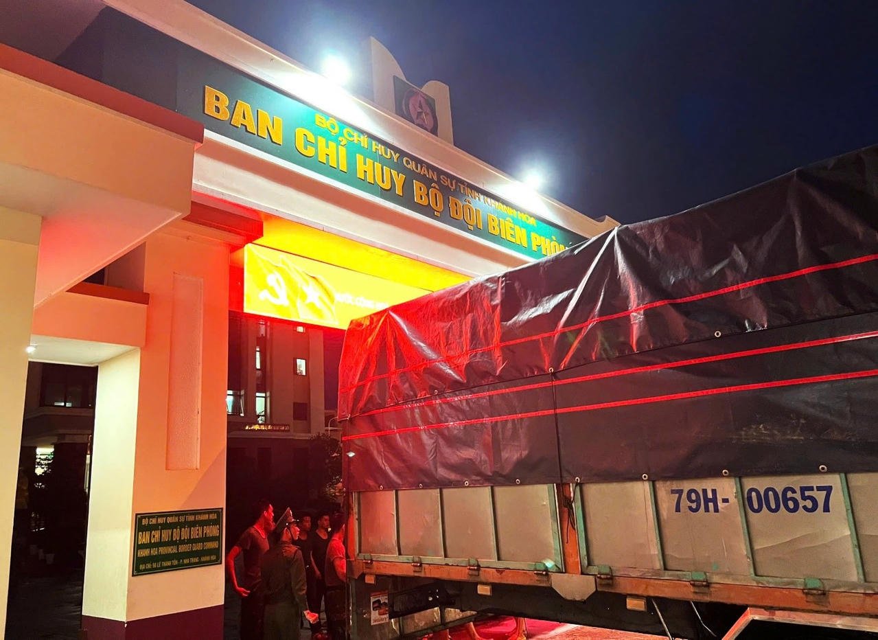 Cysterny z wodą szybko dotarły do ​​punktów zbiórki w Khanh Hoa, aby zaspokoić podstawowe potrzeby ludzi na zalanych terenach.