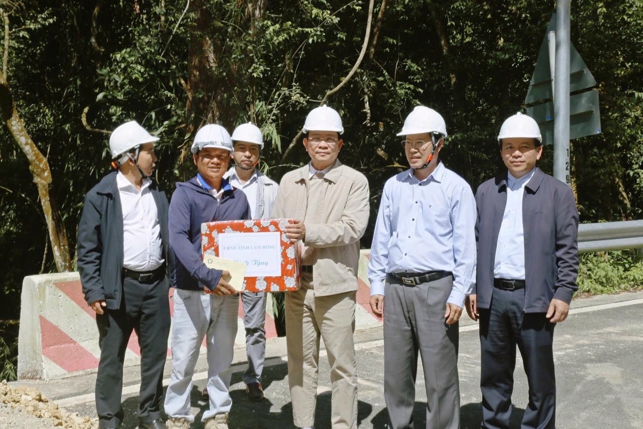 ប្រធានគណៈកម្មាធិការប្រជាជនខេត្ត Lam Dong បានផ្តល់អំណោយលើកទឹកចិត្តដល់មន្ត្រី វិស្វករ និងកម្មករនៅការដ្ឋានសំណង់។